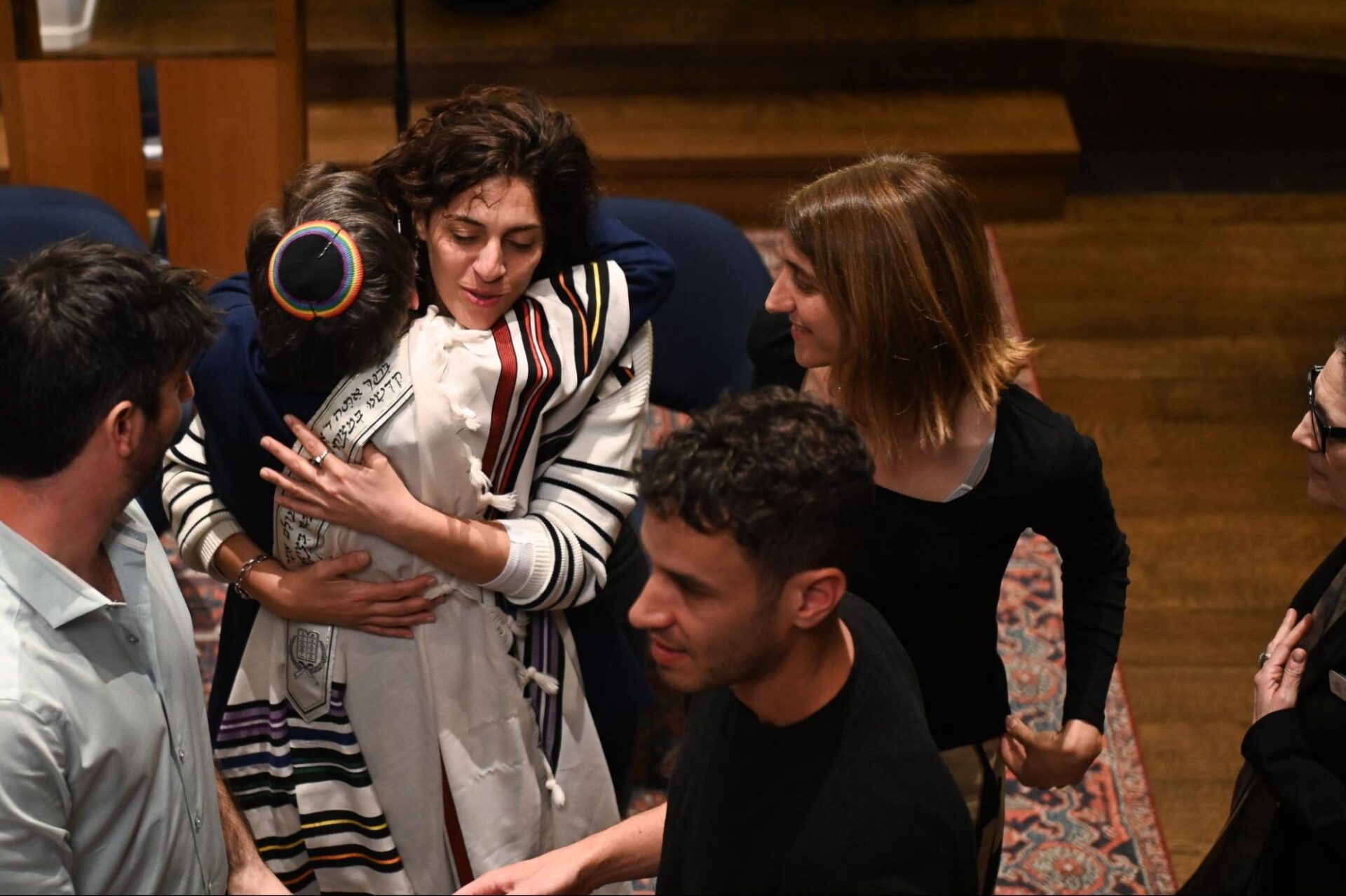 The joint leadership of Standing Together at the CBST Shabbat service. Rabbi Sharon Kleinbaum embraces Rula Daood.